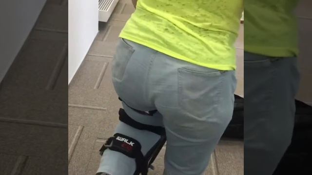 Ты можешь ходить с травмированным голеностопом - девушка делает первые шаги на iwalk 2.0 смотреть онлайн