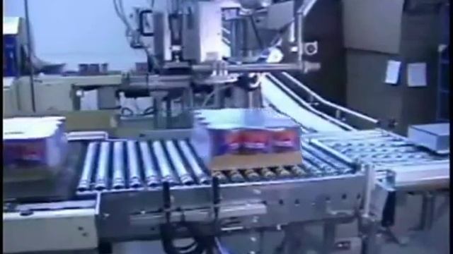 нанесение этикетки на упаковку с жестяными банками