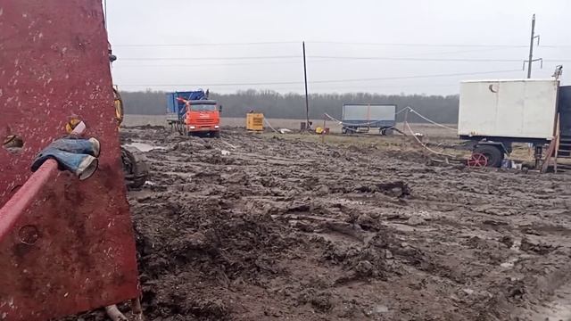 бульдозер готовит площадку под разгрузку смотреть онлайн