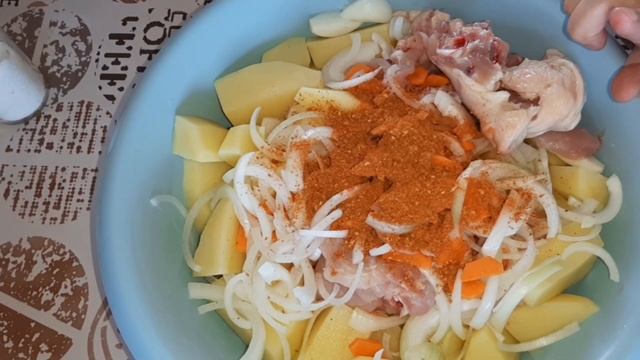 Запечённая курица с картофелем в духовке. Очень простой и вкусный рецепт. смотреть онлайн