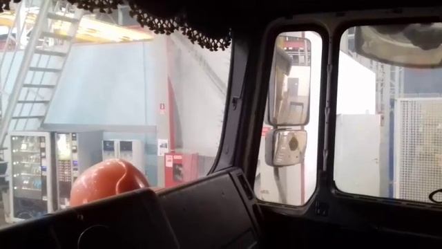 Мраморный пол и я на своем МАНе... смотреть онлайн