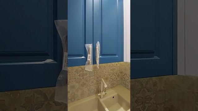Завершилась сборка классической кухни на нашем объекте. Смотрим! #кухня #дизайнкухни #синяякухня смотреть онлайн