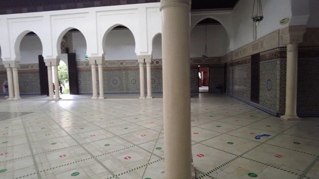 Посетил мечеть в Париже