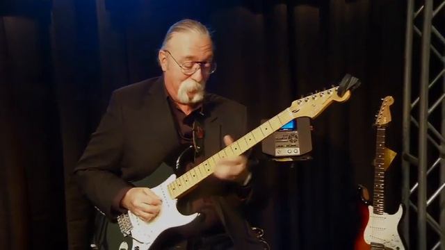 NEW ROLAND VG STRATOCASTER G5 with JEFF SKUNK BAXTER on GuitarTV.com смотреть онлайн
