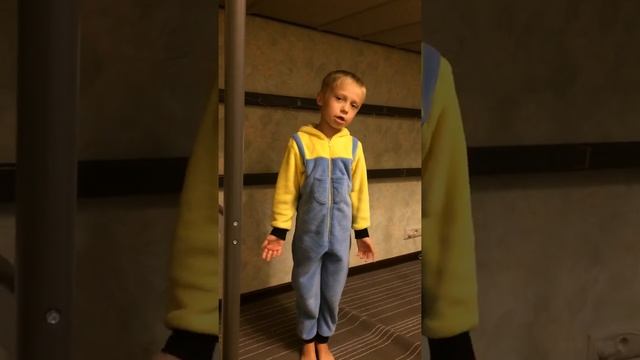 Очень трогательный стих! Ходит наша Бабушка ? Стих до слез смотреть онлайн