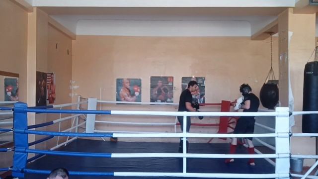 Бокс кикбоксинг спарринг... смотреть онлайн