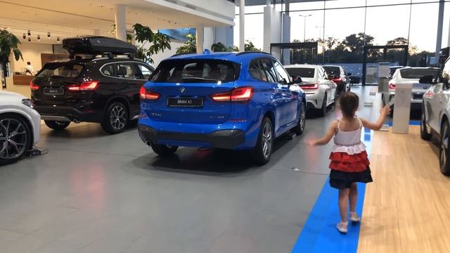 Автомобиль для папы! Анна выбирает подарок папе. смотреть онлайн