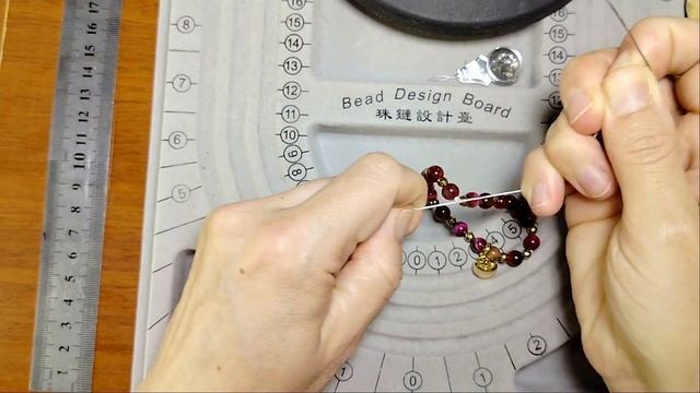 Браслет на резинке. Как завязать узелок... смотреть онлайн