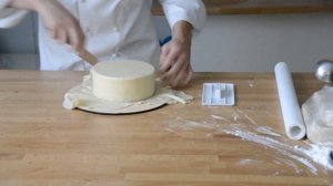 Как обтянуть торт мастикой?