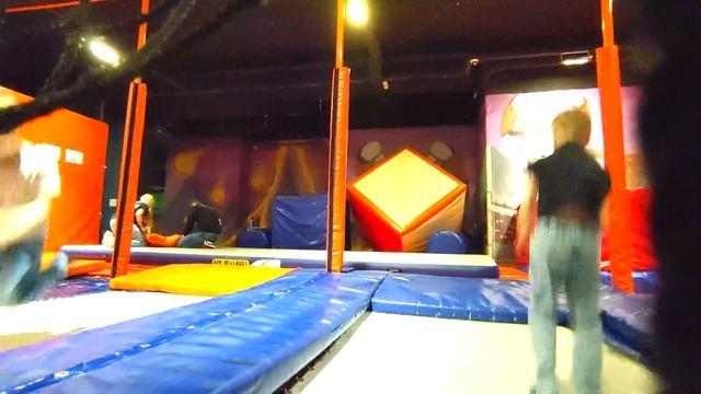 Развлекалка. Мак и Дем сходили в Мисти Парк и покатались на машинках. смотреть онлайн