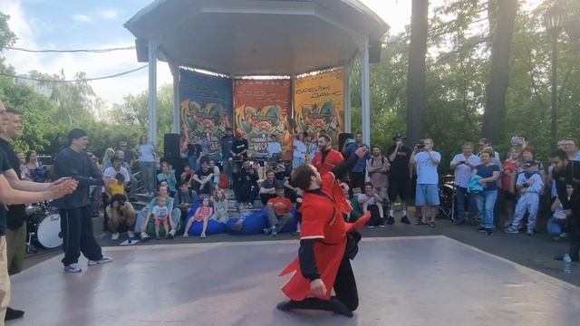 Фестиваль «Разноцветная Москва» Лезгинка против брейкданса смотреть онлайн