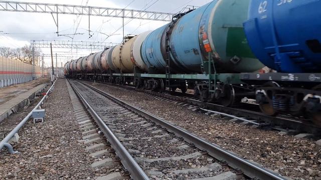 Зелёный ВЛ10у-315 прибытие сборного грузового поезда в Щербинку смотреть онлайн