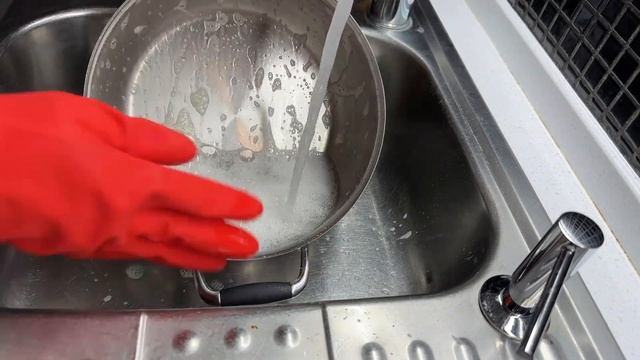 Как очистить кастрюлю от жира и нагара! Самый быстрый способ смотреть онлайн