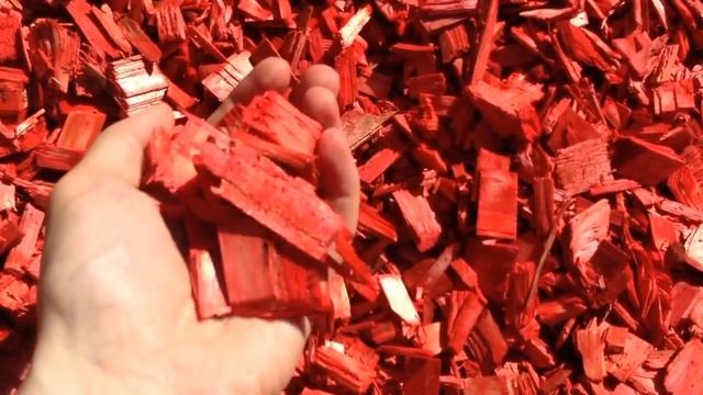 Декоративная щепа красная для мульчирования почвы. Декор для сада от производителя «Цветники Ру». смотреть онлайн