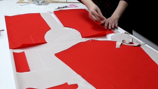 Школа шитья "PINS". Видеоурок 25. Рубашка. Раскрой изделия. смотреть онлайн