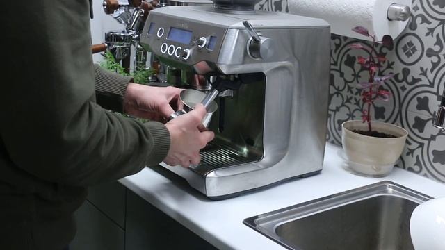 Breville Oracle - Action Packed Video - BES980XL смотреть онлайн