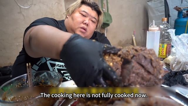 Monkey Brother Charcoal Grilled An Ostrich Leg For NT$5,000, It Was A Joy To Hold And Chew On!