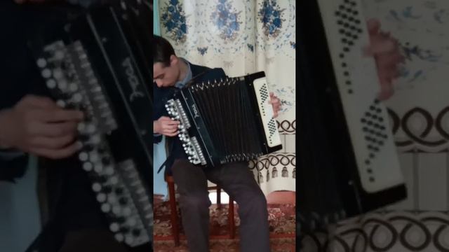 СКРОМНЫЙ парень красиво играет на баяне смотреть онлайн