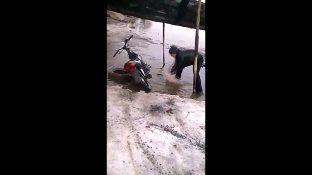 ШОК||КАК БЫСТРО И КАЧЕСТВЕННО ПОМЫТЬ МОТО!|| Канал Артёма! смотреть онлайн