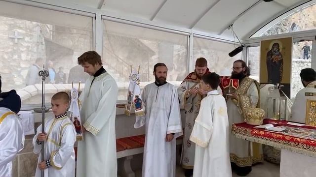 Литургија на празник Светог Василија Острошког Чудотворца 12.5.2020 смотреть онлайн