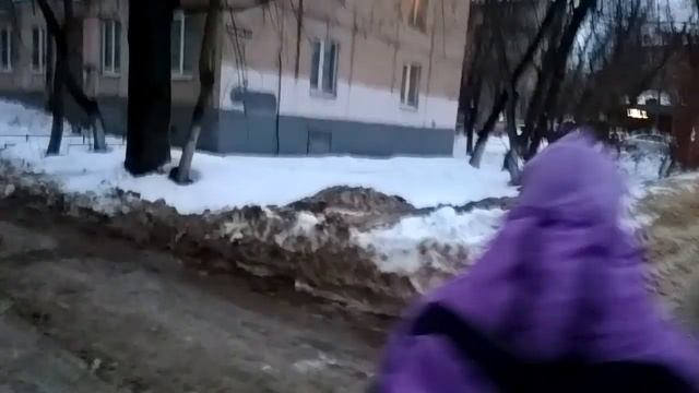 Коммунальщики почистили двор от снега, содрали куски асфальта и всё скинули на детскую площадку. смотреть онлайн