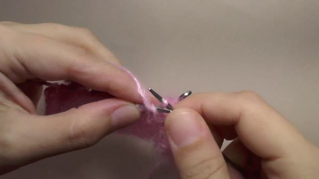 Как вязать шарф-капюшон на спицах. Обновки для куклы Монстр хай. Уроки вязания для начинающих. смотреть онлайн