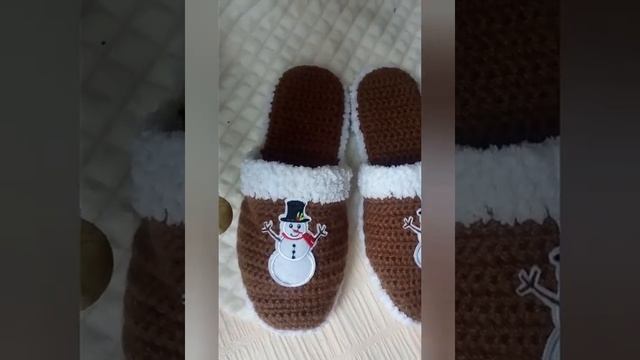 Вязаные тапочки. Вязаная обувь. Обувь крючком. Вязание крючком. Crochet slippers. Christmas slipper смотреть онлайн