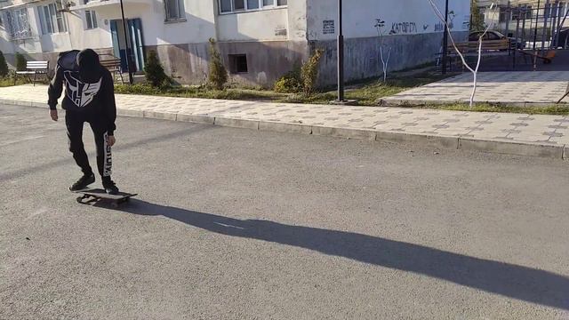 Пацан делает трюки на скейте, лучше чем ВЛАДОС !!!!!!!!!! смотреть онлайн