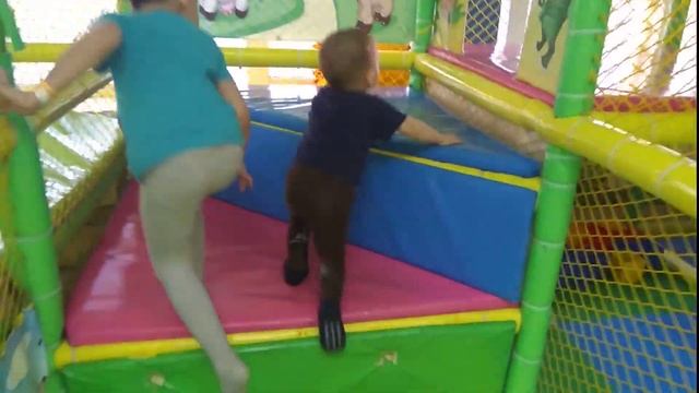 Пошли в ТЦ Плаза на игровую площадку смотреть онлайн