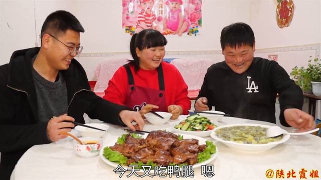 【陕北霞姐】11个鸭腿，煎一下再炖，香嫩不腥蒜香十足，俩弟弟抢着吃！ смотреть онлайн