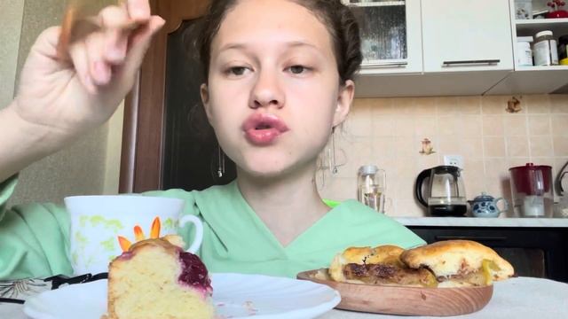 Mukbang ВИШНЁВЫЙ ПИРОГ ? и ЯБЛОЧНАЯ ГАЛЕТА ?/ новый канал на YouTube / #mukbang смотреть онлайн