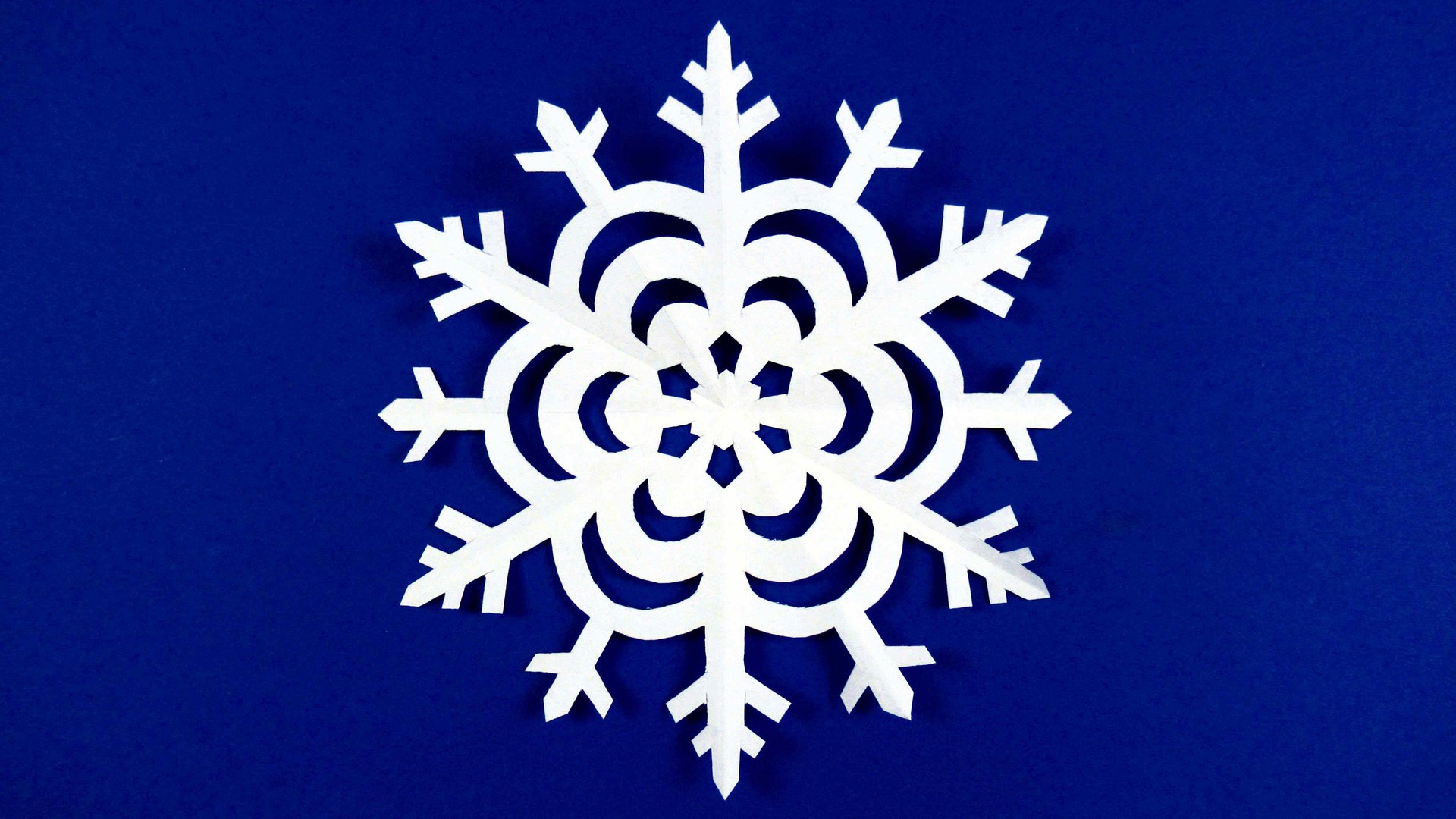 Как сделать снежинку из бумаги своими руками смотреть онлайн