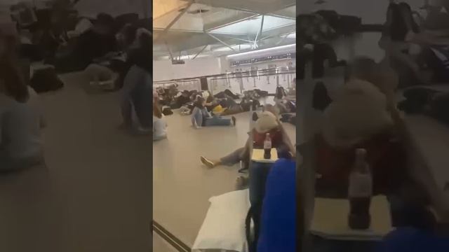 Вот так "гостеприимная" Великобритания встречает украинских беженцев. смотреть онлайн