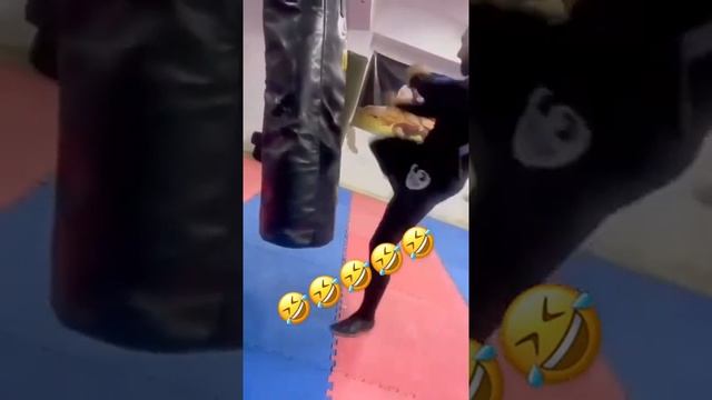 А тренер говорил, что груша не даст сдачи смотреть онлайн