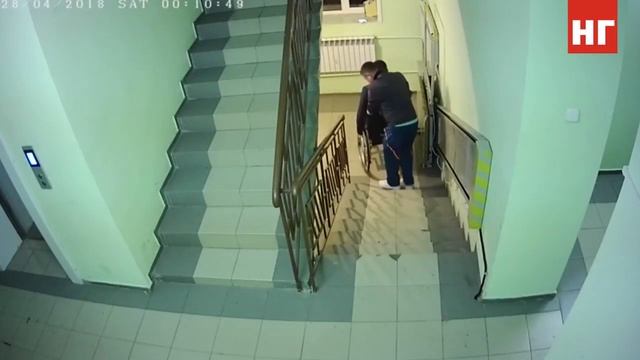 Человек на коляске не может самостоятельно выехать из дома из-за сломанного подъемника в Костанае смотреть онлайн