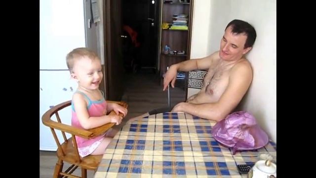 Доченька не дает папе заснуть, дразнит его:):):) смотреть онлайн