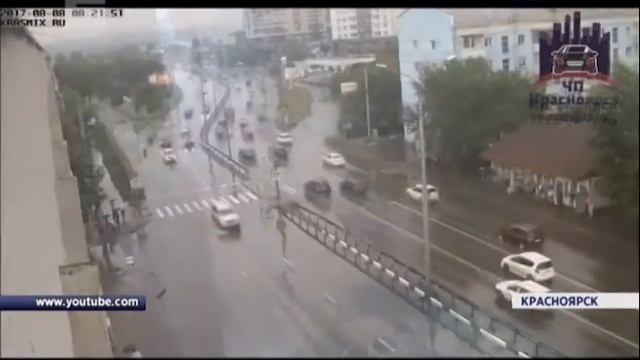 На съезде с Октябрьского моста в Красноярске произошло ДТП смотреть онлайн
