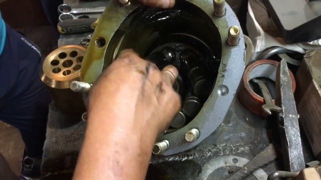 Вскрытие и дефектовка оксиально-поршневого насоса 313.3.112 смотреть онлайн