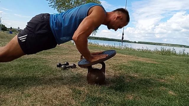 Силовые тренировки. Отжимания на блине от штанги на весу. Баланс тела смотреть онлайн
