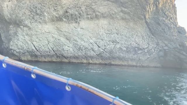 Морская прогулка в Коктебеле. Вулкан Кара-даг. К скале Золотые ворота. смотреть онлайн