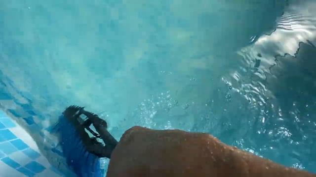 Пока нет правильной химии - чистим бассейн вручную смотреть онлайн