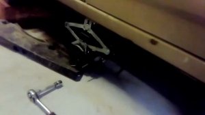 Как выкрутить гайку штока на стойке амортизатора без специальных инструментов и газовых ключей