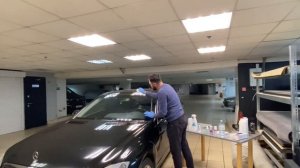 Удаляю напыл краски от дорожной разметки со стекла различными средствами