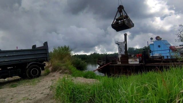 Транспортировка грейферного ковша плывучего крана КПЛ 5-30 / МАЗ-5551 смотреть онлайн