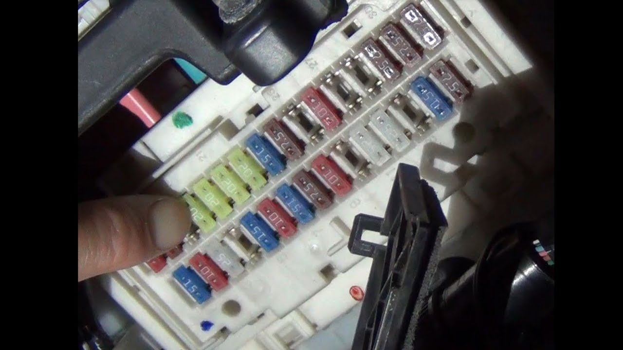 Замена предохранителя №3 электропривода передних дверей в тойоте королла Е150 смотреть онлайн