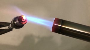 Прокаливание "холодной" свечи зажигания NGK Iridium 8. Caltination and remove soot from spark plug.