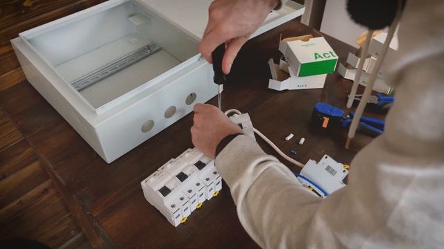 Собираю временный электрический щит для дачи. Сборка электрощита 15 квт 220в своими руками.