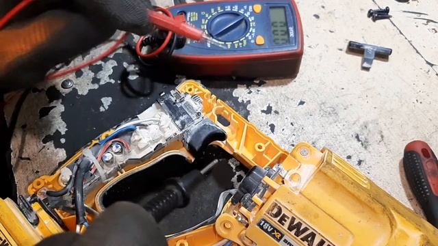 Перфоратор DeWalt DCH033 не включается. смотреть онлайн