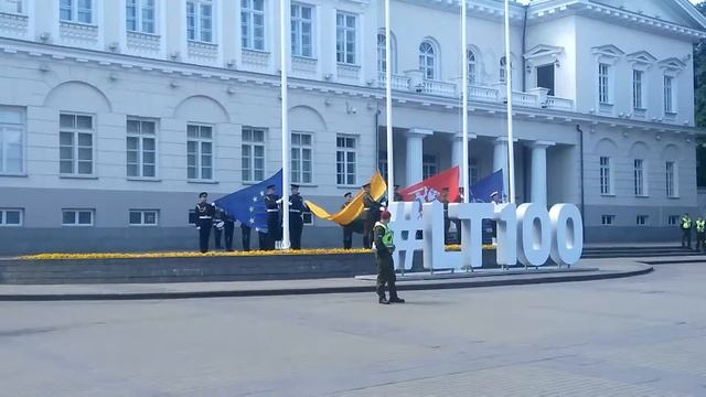 Flag Replacement Ceremony in Vilnius | Церемония смены флагов у Президентского дворца в Вильнюсе смотреть онлайн