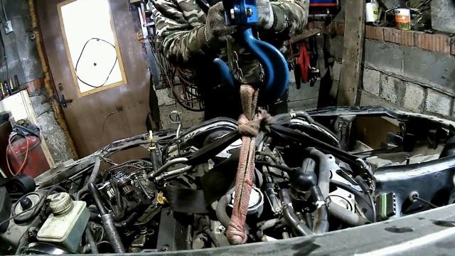 Опель Омега Б . Х25ХЕ . Продолжаю разбирать . Снимаю двигатель и вид снизу ... ((( смотреть онлайн